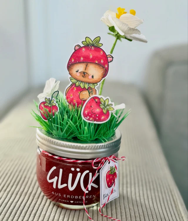 Die Erdbeerzeit wird solangsam eingeläutet 😍 und süßer kann sie nicht beginnen als mit diesem knuffigen Erdbär aus der Feder von @emma.puenktchen und zu shoppen ab heute Nachmittag 16 Uhr bei @creative.depot ❤️❤️

Coloriert sind die süßen Erdbeerchen mit den Aquarellstiften und Polychromos von @fabercastelldeutschland 

Und ich hab mich noch versucht an den wunderschöne neuen Blumenstanzen von der lieben Petras# @farbton_papier 😍 es bedarf noch etwas Übung aber ich find die Blumen einfach mega 😍 

#colorieren #erdbeeren #strawberry #wertschatz

Werbung da Markennennung ❤️