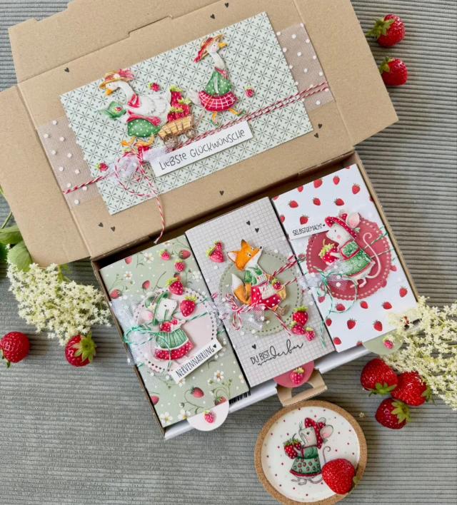 Endlich ist sie fertig 🍓 meine Mäuse-Fuchs-Gans-Erdbeerbox ❤️ es steckt so viel Liebe darin in all den Colorationen und Kombinationen ❤️ die ganzen Motive und Papiere sind von der lieben @cafe.constanze und einfach ein Träumchen ❤️ coloriert sind die Stanzteile und auch der Untersetzer mit den Aquarellstiften und Polychromos von @fabercastelldeutschland ❤️ den Untersetzer hab ich nochmal probiert mit einer Resin-Schicht und die hat super geklappt 😍 die Anleitung für die Boxen findet ihr in meinem Shop 🥰 in einer Schachtel gibt es die süße Nervennahrung und in einer anderen Box ein selbstgemachtes Armband. Die dritte Box ist noch frei für eine weitere Kleinigkeit. 

Denn… ich würde gerne diese Box zum Kauf freigeben 🥰🥰 also schreibt mir sehr gerne wem ihr diese Box gerne zukommen lassen würdet und was sie euch wert wäre… und es geht nicht darum wer das höchste bietet sondern um die Geschichte dahinter ❤️ also schreibt mir gerne in den Kommentaren oder auch privat wenn es eine Überraschung werden soll 🥰 ich werde alle Kommentare und Nachrichten zusammen mit meinem Kids lesen und dann entscheiden wir als Familie wer die Box dann bekommt 🥰 bis Freitag, den 19.6. habt ihr Zeit euch zu melden ❤️