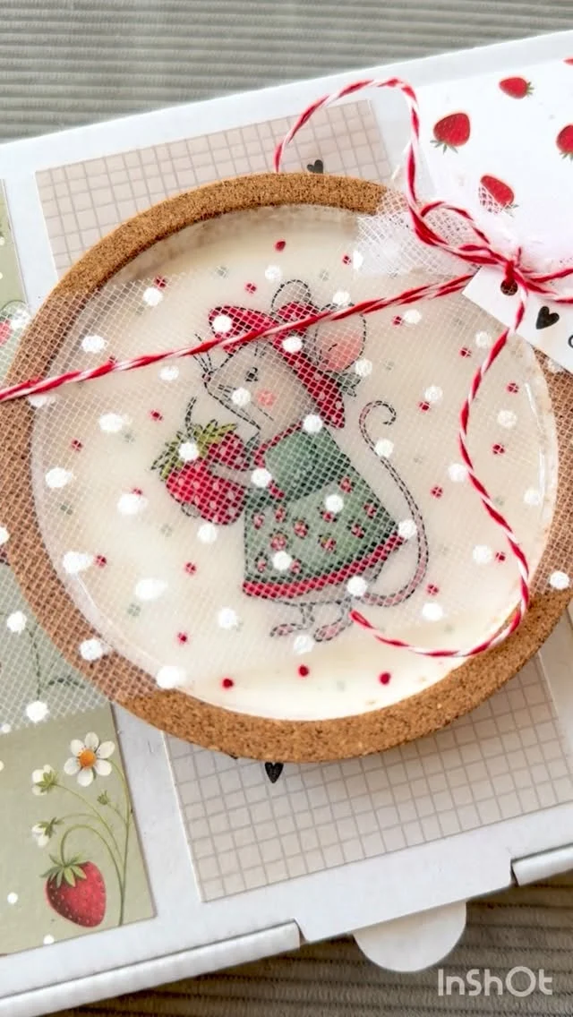 Endlich ist sie fertig 🍓 meine Mäuse-Fuchs-Gans-Erdbeerbox ❤️ es steckt so viel Liebe darin in all den Colorationen und Kombinationen ❤️ die ganzen Motive und Papiere sind von der lieben @cafe.constanze und einfach ein Träumchen ❤️ coloriert sind die Stanzteile und auch der Untersetzer mit den Aquarellstiften und Polychromos von @fabercastelldeutschland ❤️ den Untersetzer hab ich nochmal probiert mit einer Resin-Schicht und die hat super geklappt 😍 die Anleitung für die Boxen findet ihr in meinem Shop 🥰 in einer Schachtel gibt es die süße Nervennahrung und in einer anderen Box ein selbstgemachtes Armband. Die dritte Box ist noch frei für eine weitere Kleinigkeit. 

Denn… ich würde gerne diese Box zum Kauf freigeben 🥰🥰 also schreibt mir sehr gerne wem ihr diese Box gerne zukommen lassen würdet und was sie euch wert wäre… und es geht nicht darum wer das höchste bietet sondern um die Geschichte dahinter ❤️ also schreibt mir gerne in den Kommentaren oder auch privat wenn es eine Überraschung werden soll 🥰 ich werde alle Kommentare und Nachrichten zusammen mit meinem Kids lesen und dann entscheiden wir als Familie wer die Box dann bekommt 🥰 bis Freitag, den 19.6. habt ihr Zeit euch zu melden ❤️