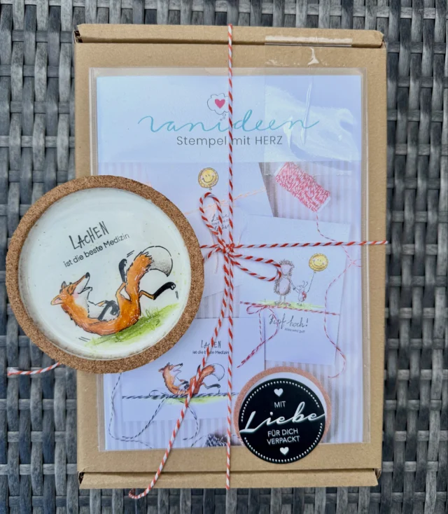 Ein paar Material-Pakete sind noch da nach der Messe 😍 schreibt mir einfach eine PN 😘 Nur solange Vorrat reicht!!!

Inhalt:
❤️ Faber-Castell Aquarellstifte:
268 Grüngold, 111 Kadmiumorange, 130 Lachs, 223 Tiefrot, 225 Dunkelrot, 168 Grünerde gelblich, 174 Chromoxydgrün stumpf, 283 Siena gebrannt, 176 Van-Dyck-Braun, 271 Warmgrau II, 199 Schwarz

❤️ Faber-Castell Polychromos
268 Grüngold, 111 Kadmiumorange, 130 Lachs, 223 Tiefrot, 225 Dunkelrot, 168 Grünerde gelblich, 174 Chromoxydgrün stumpf, 283 Siena gebrannt, 176 Van-Dyck-Braun, 271 Warmgrau II, 274 Warmgrau V, 199 Schwarz

❤️ Stempelset vanideen „Lachen“
❤️ Colorieren-Anleitung zum Stempelset A5
❤️ Wassertankpinsel fine 
❤️ Marker Uni Posca weiß, 0,7 mm
❤️ Pitt Artist Pen Fineliner „S“
❤️ Stempelkissen VersaFine Clair Schwarz
❤️ Aquarell-Karten A6 350g/m2 8 Stück
❤️ Bäckergarn Schwarz, Orange und Rot

Komplett zusammen für 99 Euro 
Plus Versand

Und zu jedem Paket lege ich einen Original von mir bemalten Untersetzer dazu ❤️

Würde mich sehr freuen, wenn die Pakete jemand erreichen der Lust hat mit dem colorieren anzufangen oder als Geschenk überreichen wollen ❤️